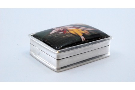 Caixa de comprimidos em prata com cena galante em esmalte na tampa basculante.